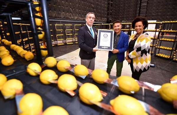 世界纪录：2,900个柠檬产生2,300伏电压